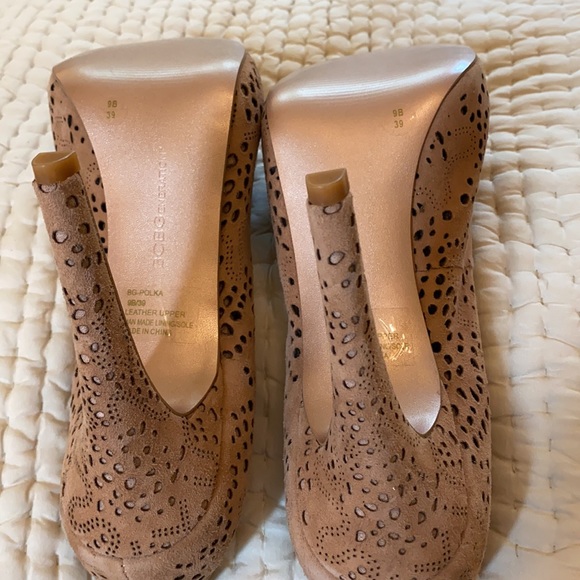 BCBG Cut out Platform heel nwot - Picture 2 of 5
